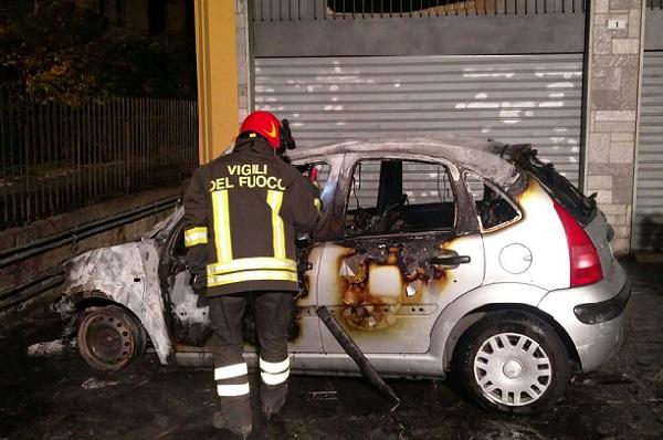 Autovettura a fuoco nella piazza centrale di Colazza