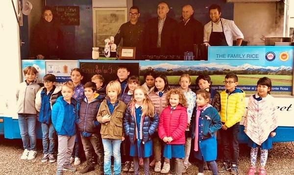 Baby studenti a scuola di risotto