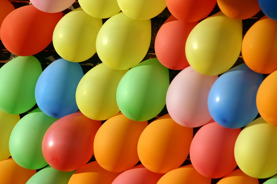 Palloncini rubati fuori da casa per festa di compleanno