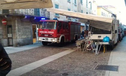 Bimbo di 2 anni si chiude a chiave nella stanza da letto: intervento dei Vigili del fuoco