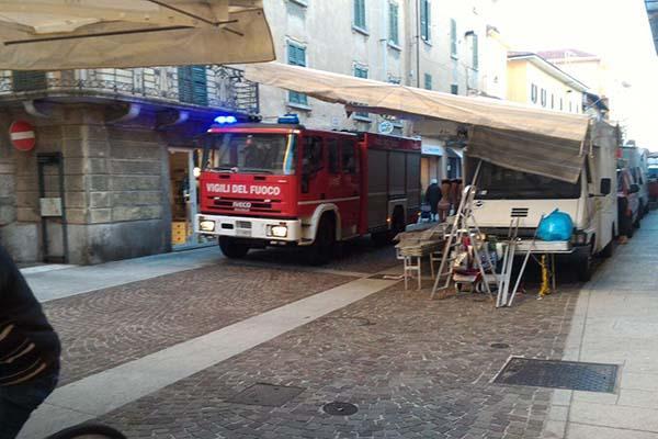 Bimbo di 2 anni si chiude a chiave nella stanza da letto: intervento dei Vigili del fuoco