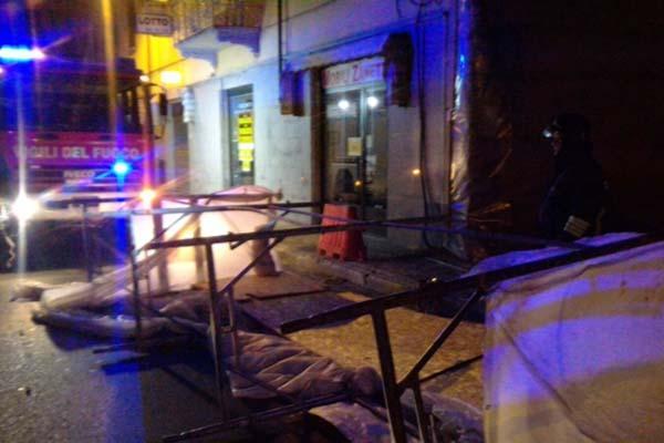 Cade un ponteggio sulla strada a Borgomanero per il forte vento