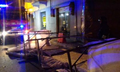 Cade un ponteggio sulla strada a Borgomanero per il forte vento