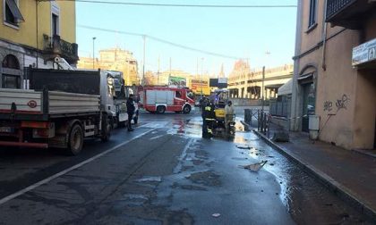 Chiuso un ampio tratto di corso Milano per una perdita d’acqua