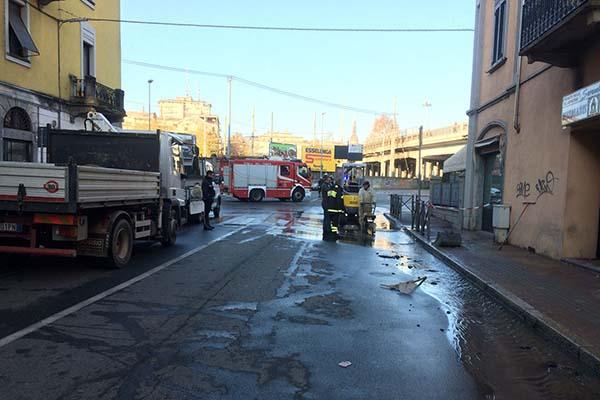 Chiuso un ampio tratto di corso Milano per una perdita d’acqua