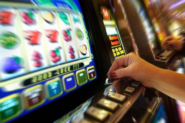 Dal 20 novembre via le slot machines vicino ai “luoghi sensibili”