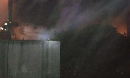 Fiamme alla piattaforma ecologica di Suno