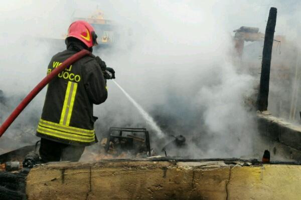 Fiamme da una cascina a Suno