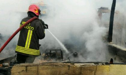 Fiamme da una cascina a Suno