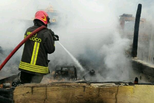 Fiamme da una cascina a Suno