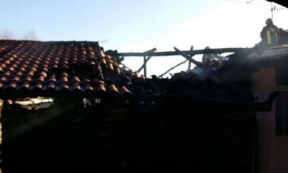Fiamme dal tetto di uno stabile a Lesa