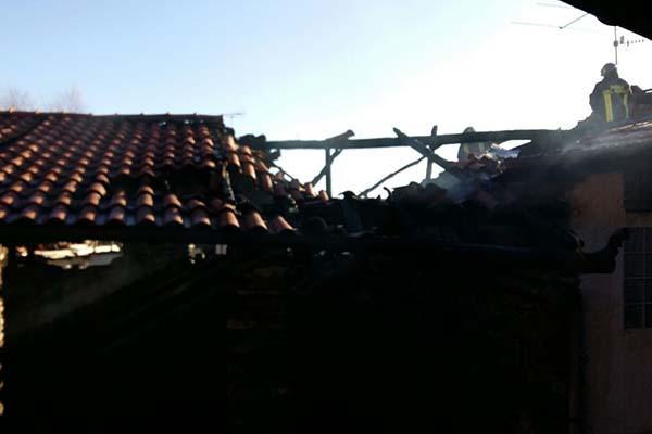 Fiamme dal tetto di uno stabile a Lesa