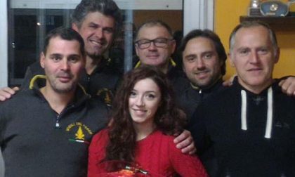 Giulia Godi dai vigili del fuoco che le salvarono la vita