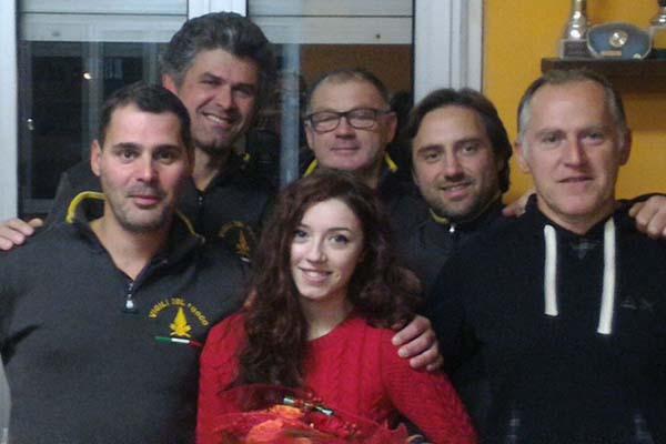 Giulia Godi dai vigili del fuoco che le salvarono la vita