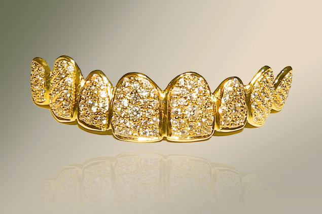 Ruba denti d’oro al morto aperta inchiesta