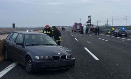 Incidente in A4: scontro auto-furgone