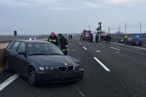 Incidente in A4: scontro auto-furgone