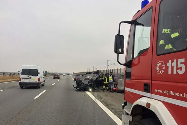 Incidente in autostrada: due vetture coinvolte, una si ribalta