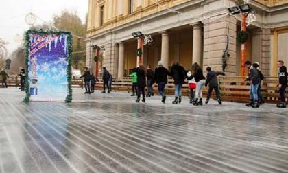 Luminarie accese e pista di pattinaggio aperta, il Natale è sempre più vicino