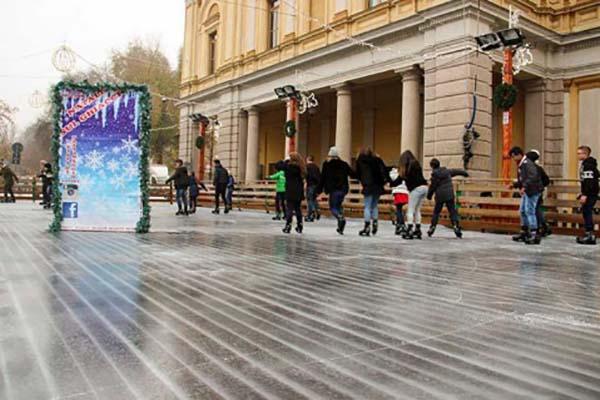 Luminarie accese e pista di pattinaggio aperta, il Natale è sempre più vicino