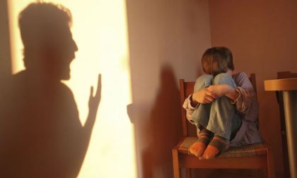 Chiudeva figlio nel bagagliaio papà condannato