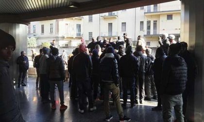 Manifestazione dei migranti davanti alla Prefettura per accelerare le pratiche per la richiesta d'asilo