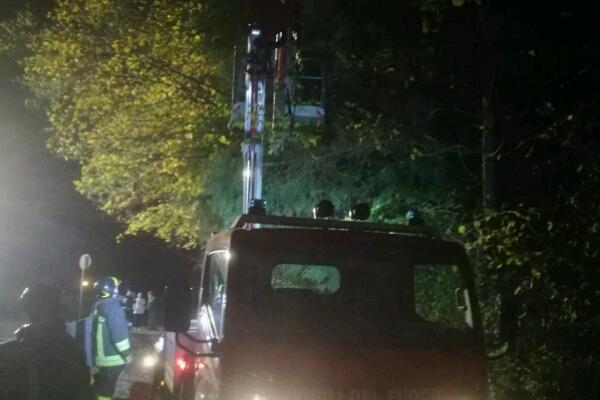 Orta S. Giulio: albero rischia di cadere su una casa, intervento dei vigili del fuoco