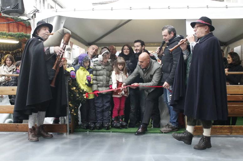 Pista pattinaggio in piazza per Natale in costruzione