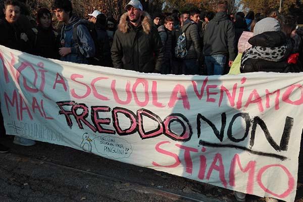 Protesta al Bellini di via Liguria: laboratori di meccanica al freddo da mesi