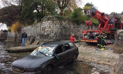 Recuperata un'auto nel lago a Meina