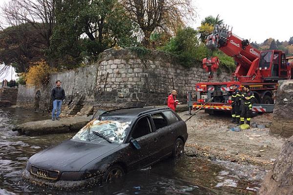 Recuperata un’auto nel lago a Meina