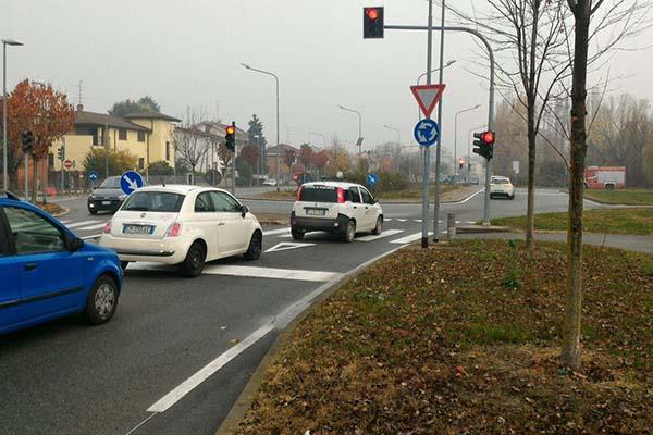 Ripristinato l’impianto semaforico nello slargo a ridosso del comando dei Vigili del fuoco