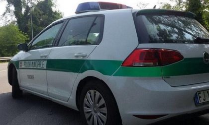 Picchia una donna per strada, fermato dalla Polizia locale