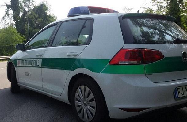 Picchia una donna per strada, fermato dalla Polizia locale