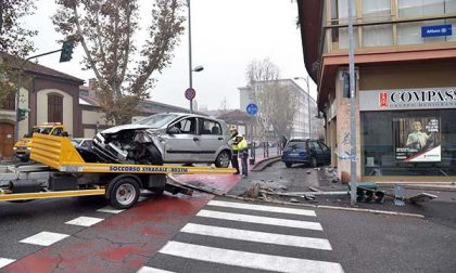 Schianto all’alba in viale Ferrucci: due feriti e abbattuti due semafori