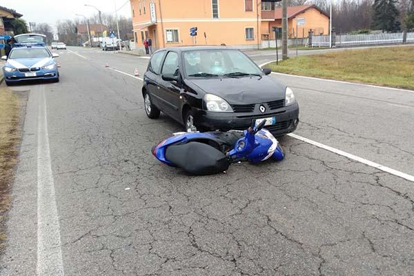 Scontro auto scooter a Suno