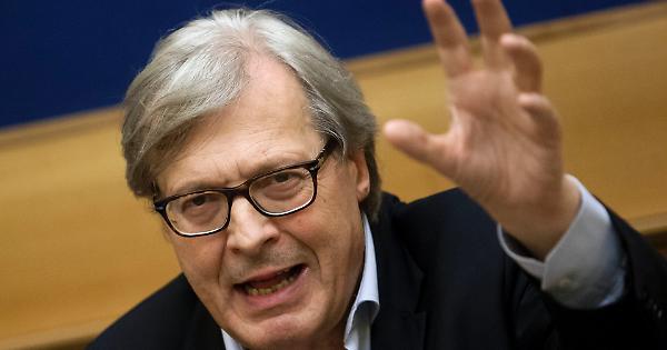 Querelle Sgarbi, gli alunni: “Aggettivi squallidi contro la nostra prof”
