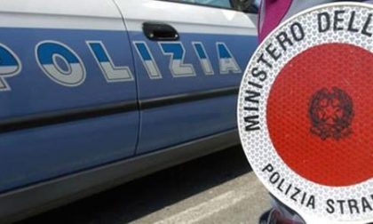 Si schianta contro due auto in sosta e non si ferma. E' successo in corso Risorgimento