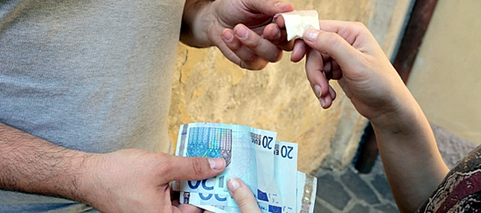 Banco della droga nei boschi ad Oleggio: due arresti