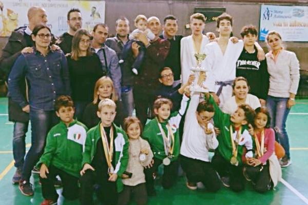 Subito sul tatami per onorare il maestro Walter