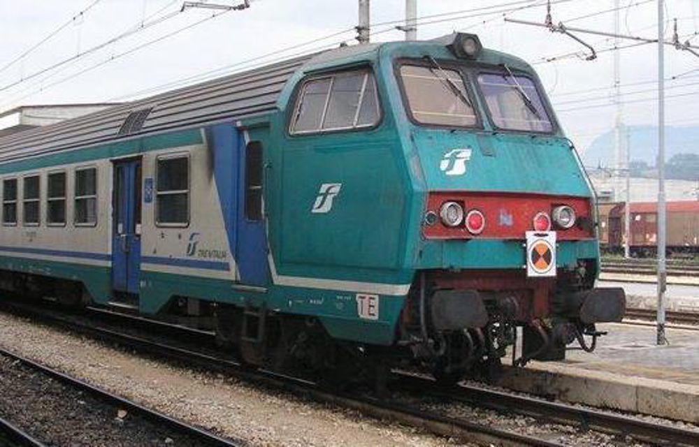 Soppresso Treno Arona Novara: centinaia di viaggiatori a piedi
