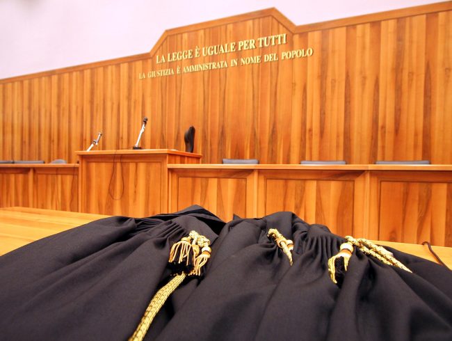 Muratore "invadente" a processo