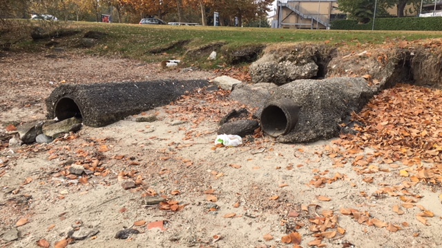 Lago basso ecco le schifezze che emergono FOTO GALLERY