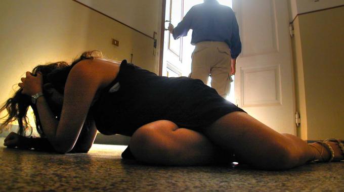 Costretta a prostituirsi dai suoceri e dal marito