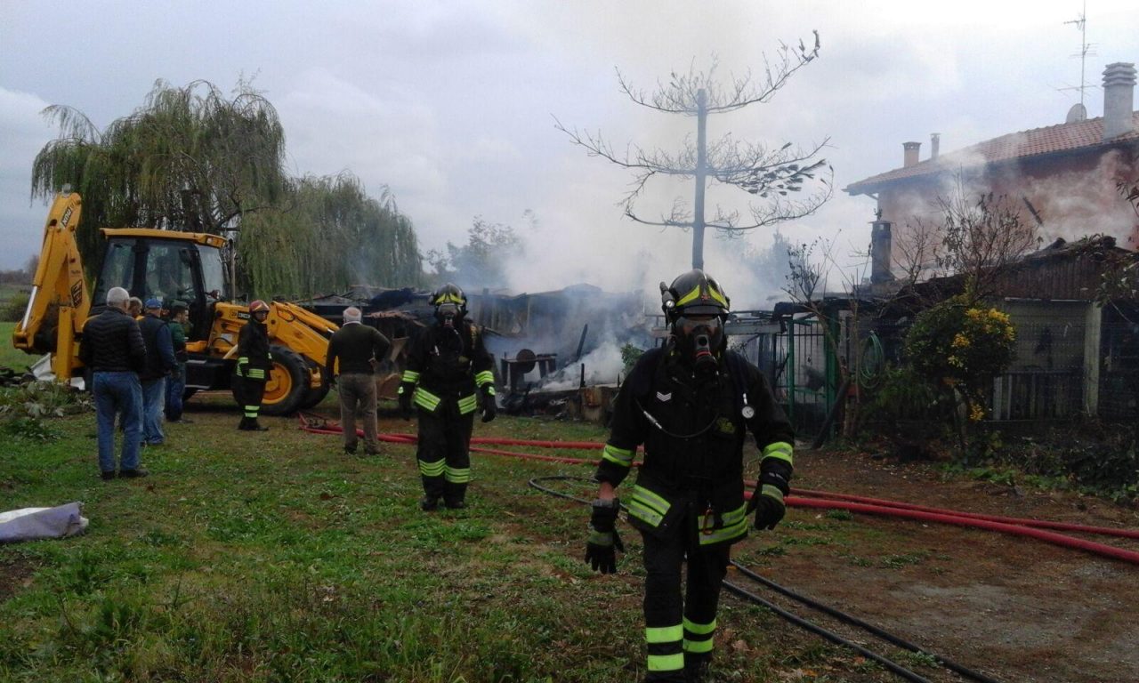 Cascina in fiamme a Suno, le foto dell’intervento dei vigili del fuoco