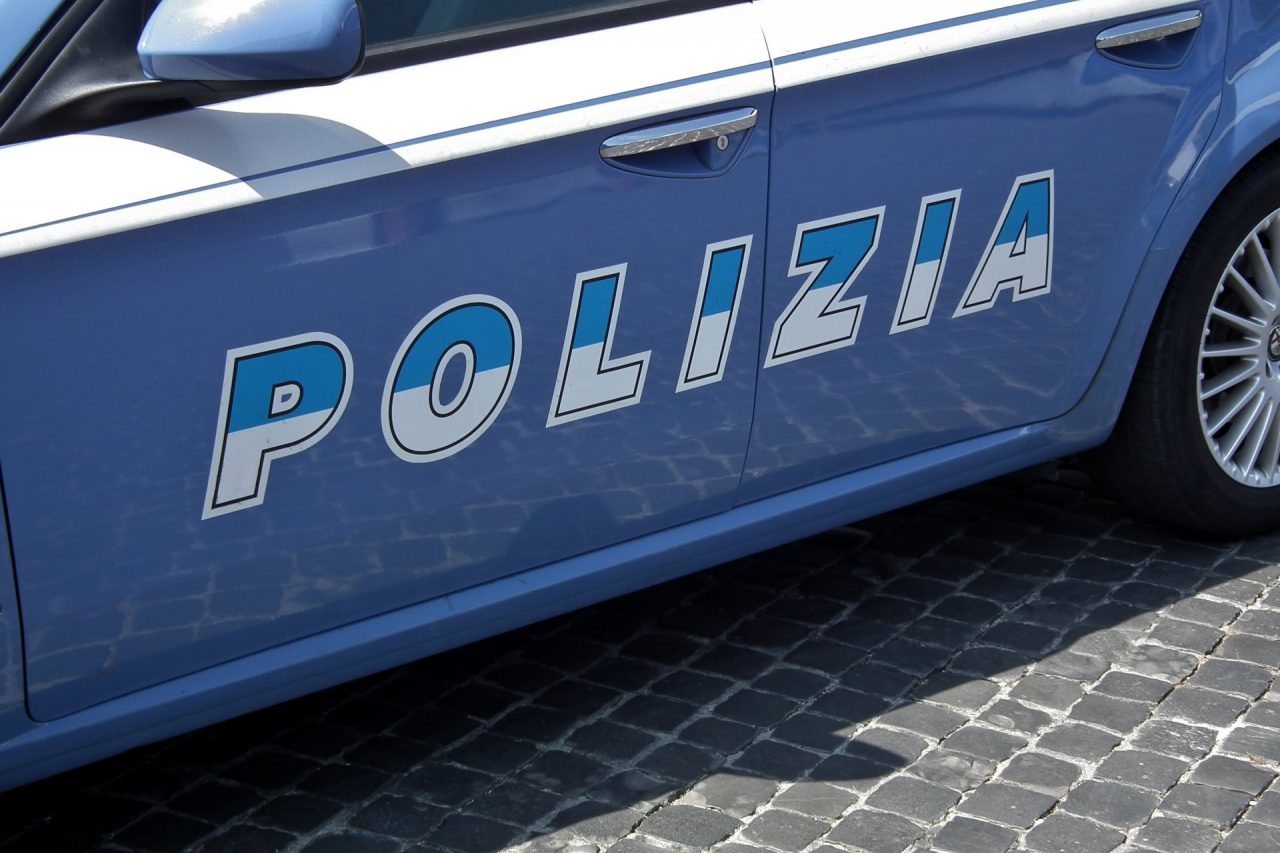 Smart contro i pini vicino al cimitero di Gozzano