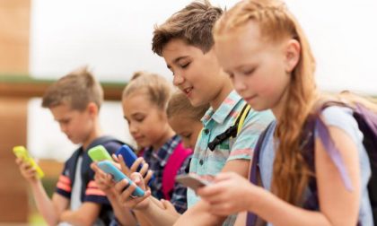 Troppi smartphone ai bambini: tre su cinque lo posseggono