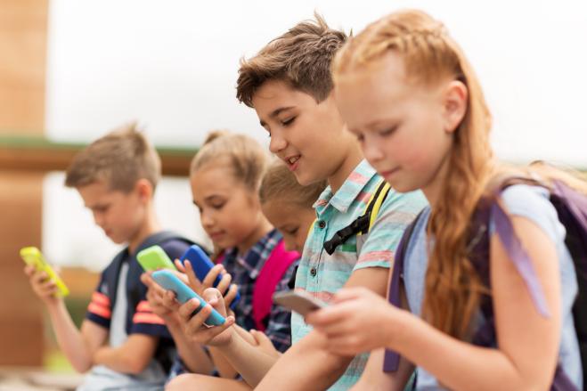 Francia vieta per legge i cellulari a scuola