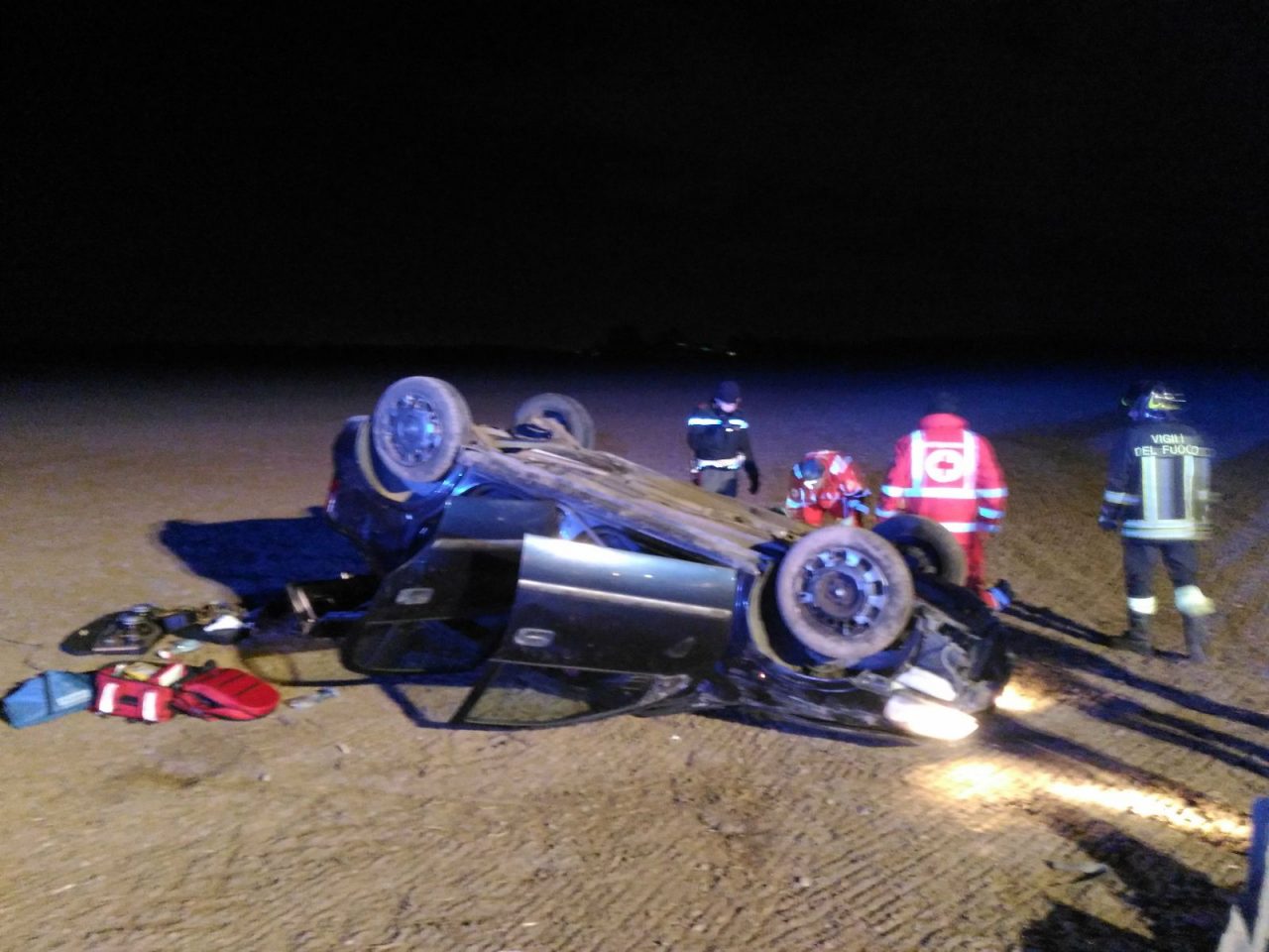 Macchina ribaltata due persone coinvolte