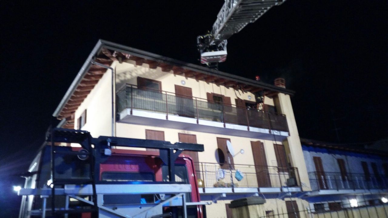 Incendio Recetto: tetto in fiamme